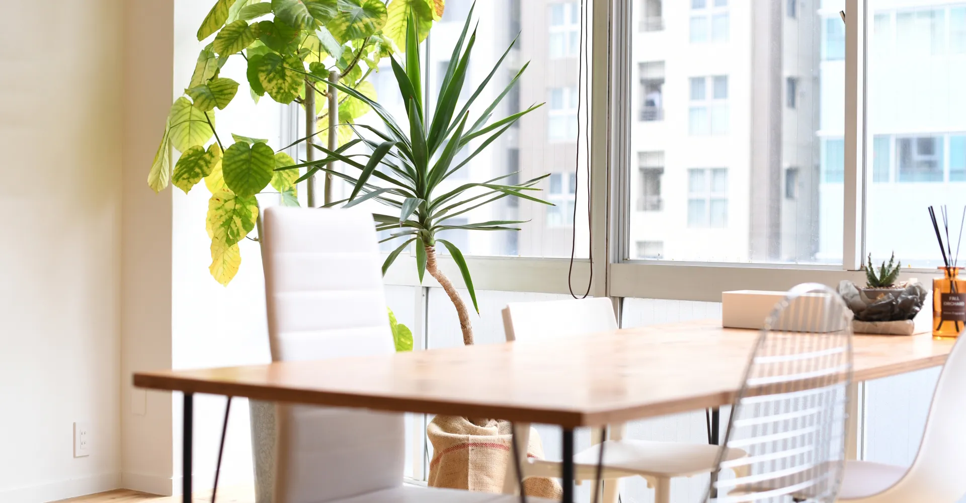 モデルハウス見学に来た若い夫婦