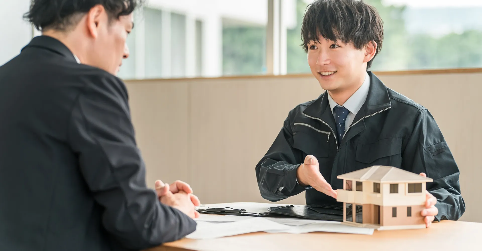 リフォームの説明をするスタッフ