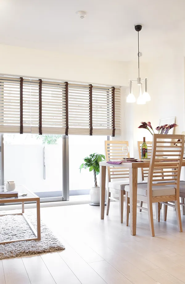 日の光が差し込むリビング