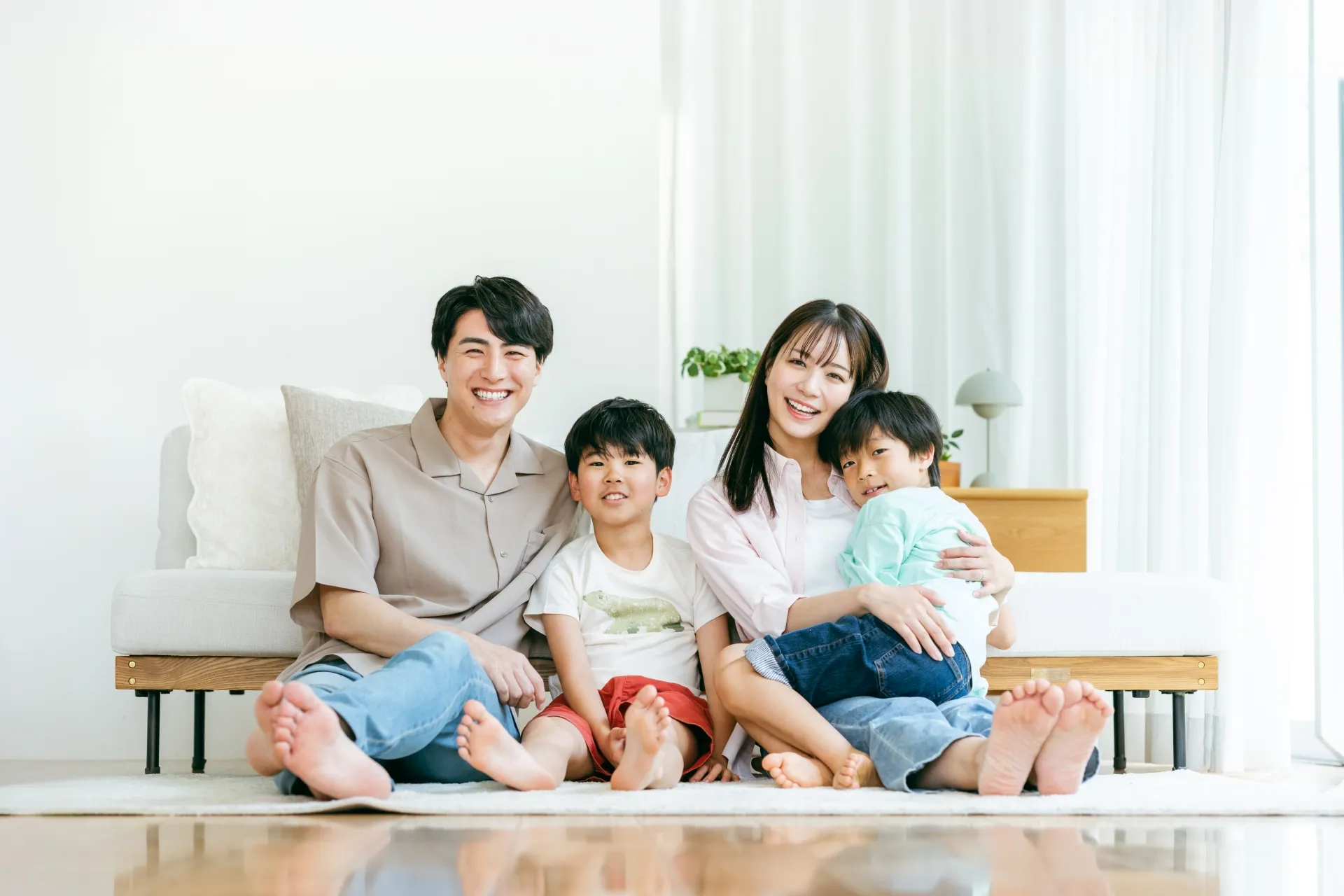 リフォームした家で団欒する家族