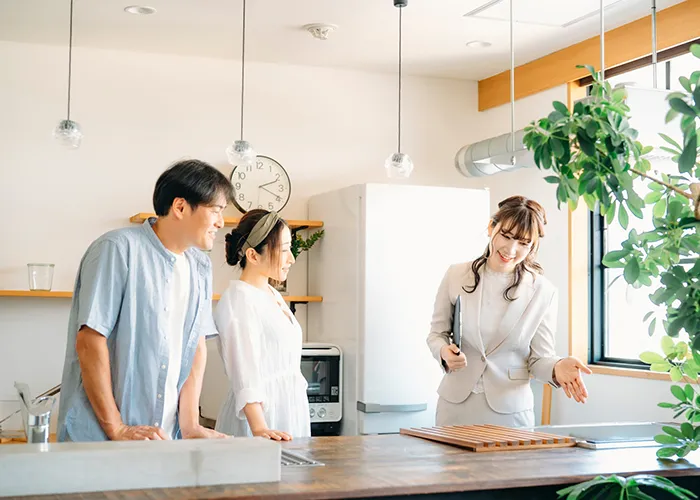 内装リフォームの説明をするスタッフ