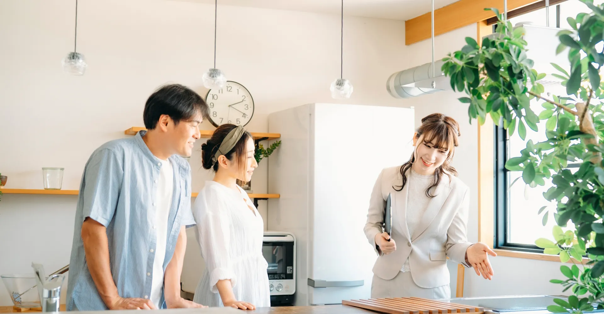 内装リフォームの説明をするスタッフ